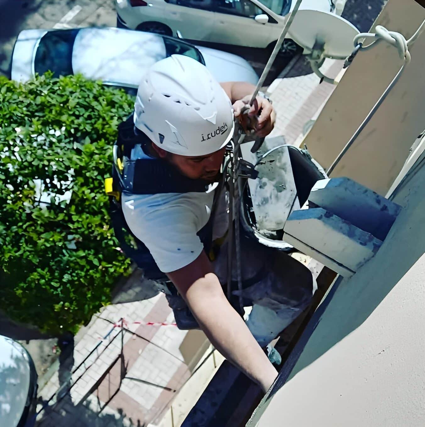 Trabajador JV Verticales realizando limpieza de fachada en Estepona